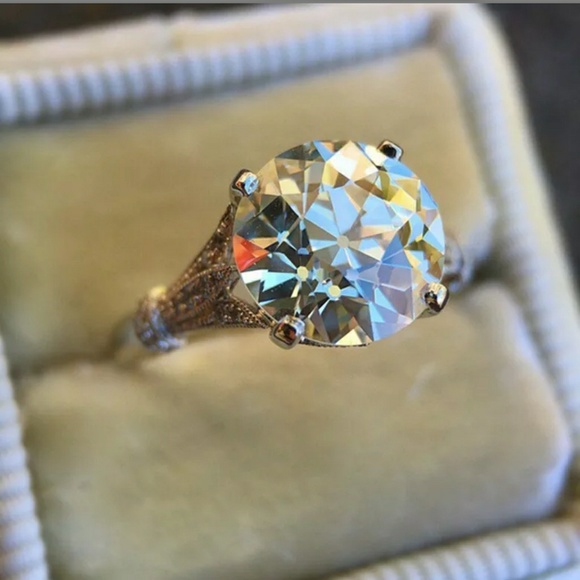 Sale 🎊Beautiful silver ring w/sparkly cubic z - Picture 3 of 5